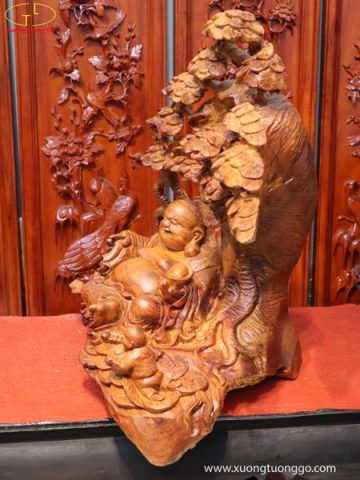 Tượng Di Lặc Ngồi Dưới Cây Tùng