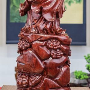 Đạt ma đứng chống gậy gỗ tử đàn đỏ