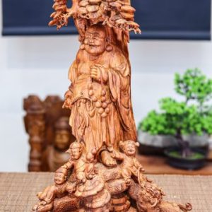 Di lạc đứng dưới gốc cây tùng gỗ sưa
