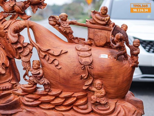Di Lặc kéo bao gỗ hương