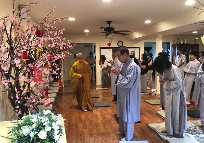 Lễ cúng 100 ngày, gia đình có thể chép văn cúng 100 ngày cho người mới mất ra tay và đọc