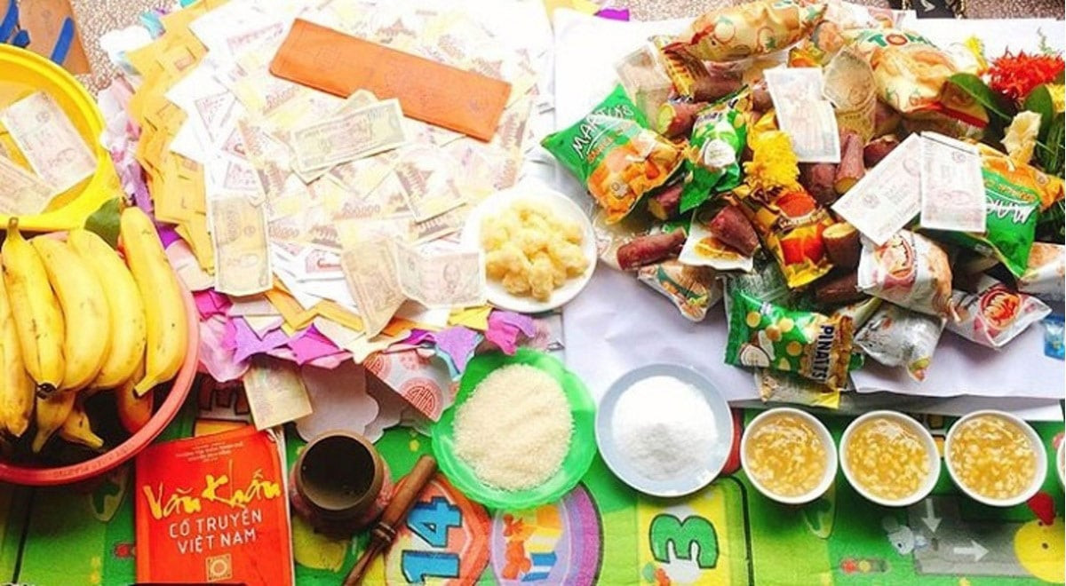 Mâm cúng cô hồn thường gồm các lễ vật như tiền vàng, hoa quả, gạo muối, vàng mã và các món ăn khác
