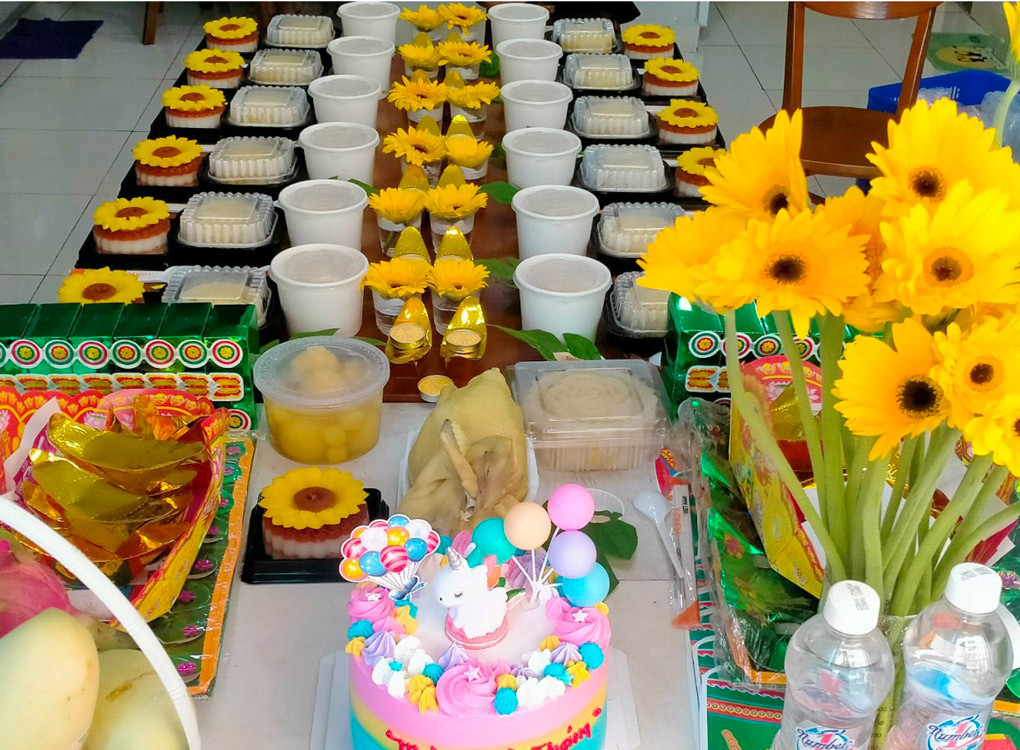 Mâm cúng đầy tháng bé gái với các món chay và mặn được bày biện cân đối