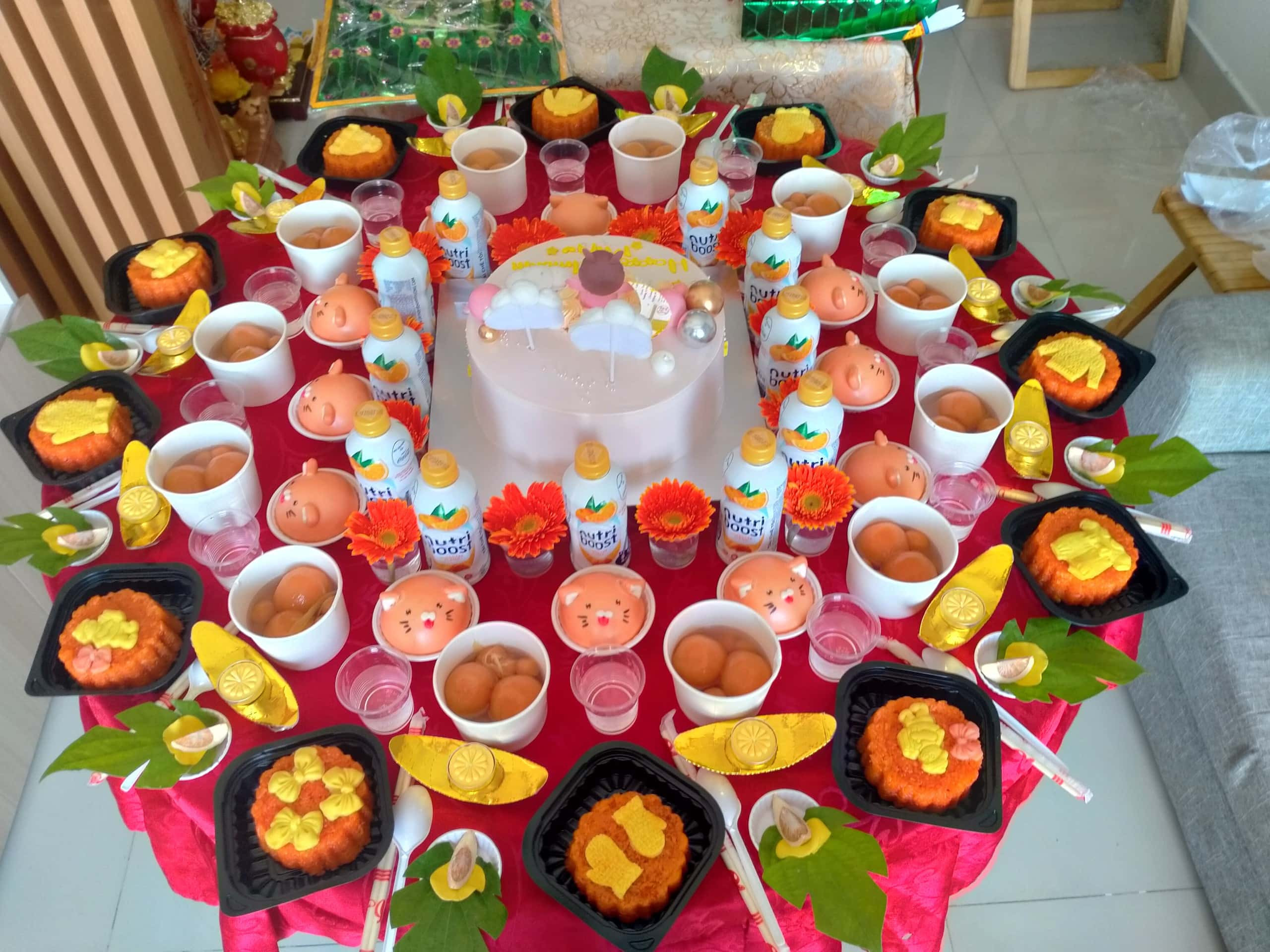 Mâm cúng đầy tháng chay cho bé gái với các vật phẩm bày biện trang trọng