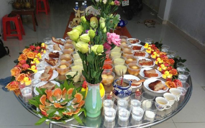 Mâm cúng khai trương với đầy đủ vật phẩm dâng cúng