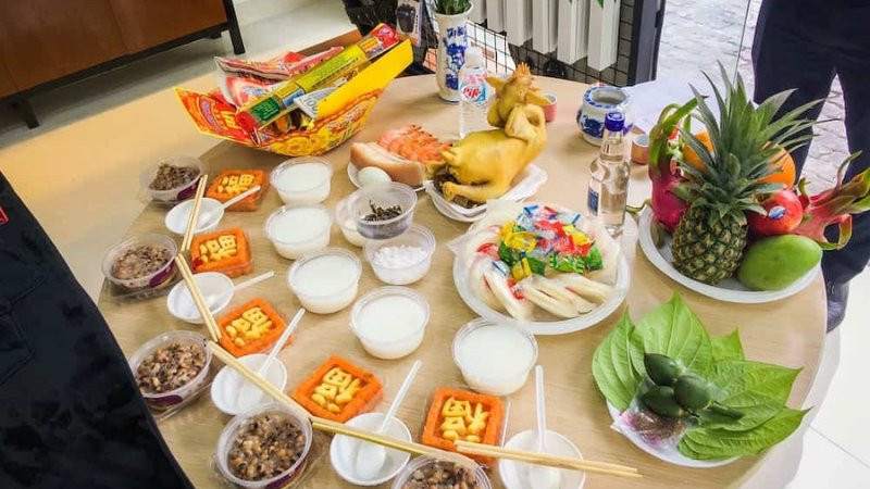 Mâm cúng tạ đất ngoài trời và trong nhà đều thể hiện sự thành kính, nhưng thời điểm và mục đích có thể khác nhau