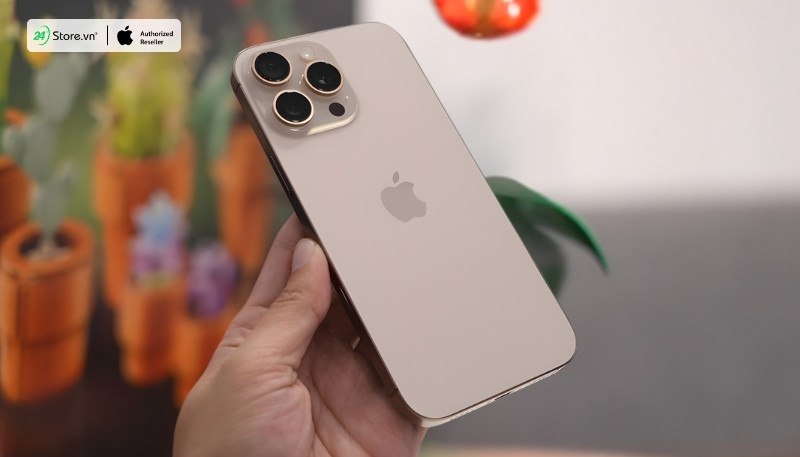 Mặt lưng kính mờ của iPhone 16 Pro Max màu Titan Sa Mạc dưới ánh sáng tự nhiên