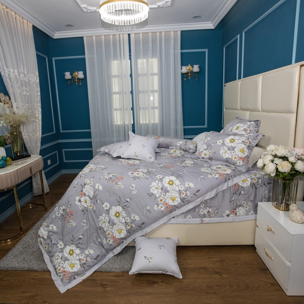 Mẫu chăn hè màu ghi với họa tiết hoa trắng, phù hợp cho mệnh Thủy và Kim