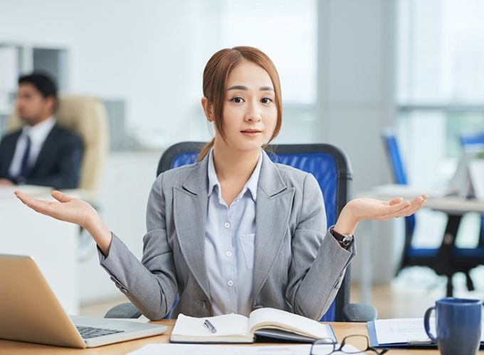 Một nhóm người đang làm việc cùng nhau trong văn phòng, thể hiện sự hợp tác và giao tiếp tốt, phù hợp với tính cách người tuổi Nhâm Thìn