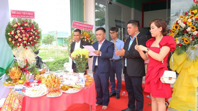 Người phụ nữ trong gia đình trang nghiêm chuẩn bị lễ vật cúng tạ đất