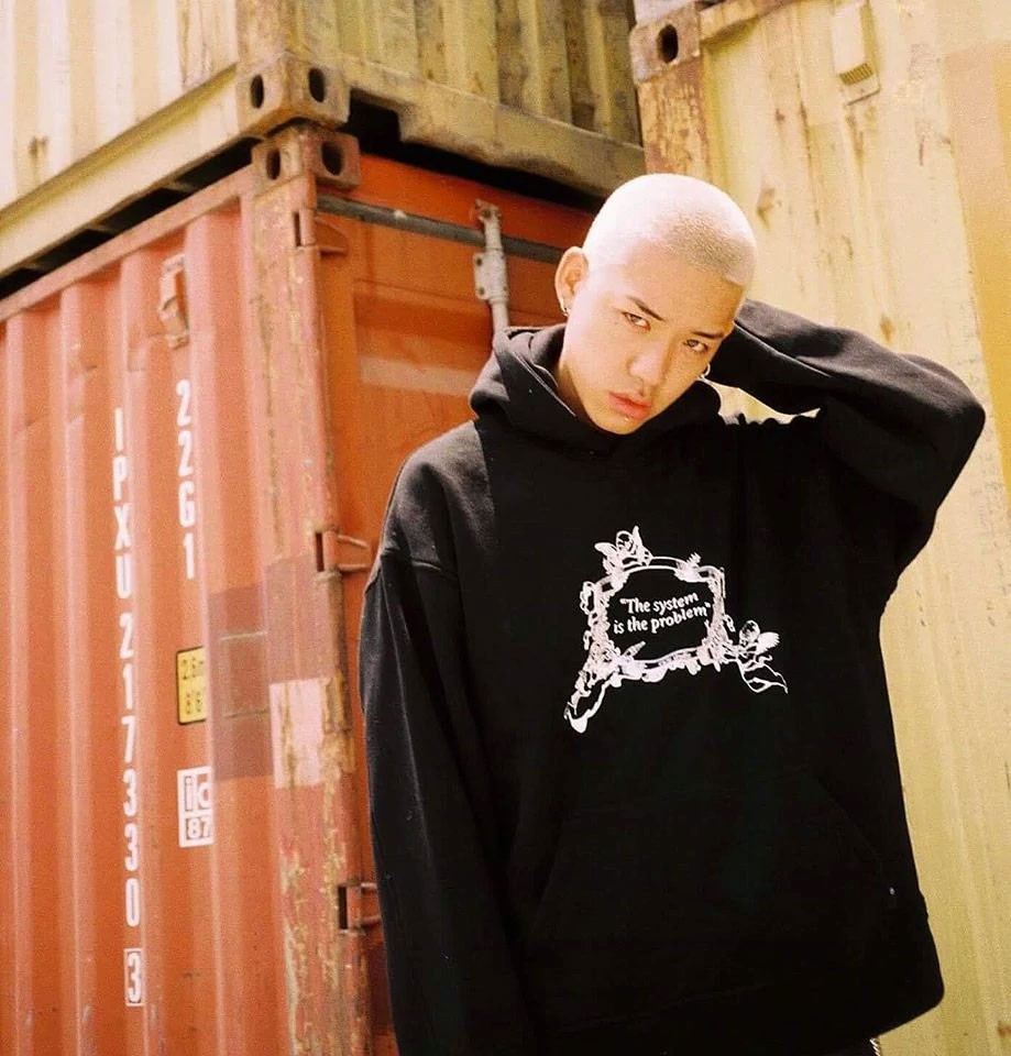Rapper Wean Lê trong trang phục mang tính biểu tượng của giới trẻ