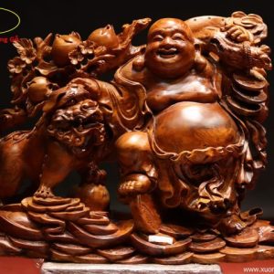 Tượng Di Lặc Vác Đào Ngồi Cạnh Nghê Gỗ Hương