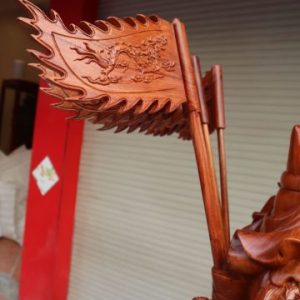 Tượng Quan Công Đeo Cờ Hiệu 100