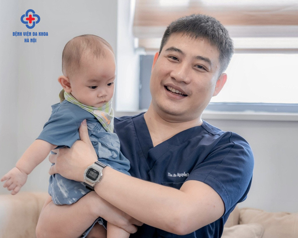 Trung tâm hỗ trợ sinh sản với bác sĩ và em bé