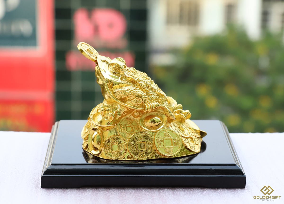 Tượng Cóc ba chân ngậm tiền vàng là vật phẩm phong thủy mang lại tài lộc và may mắn trong tháng cô hồn