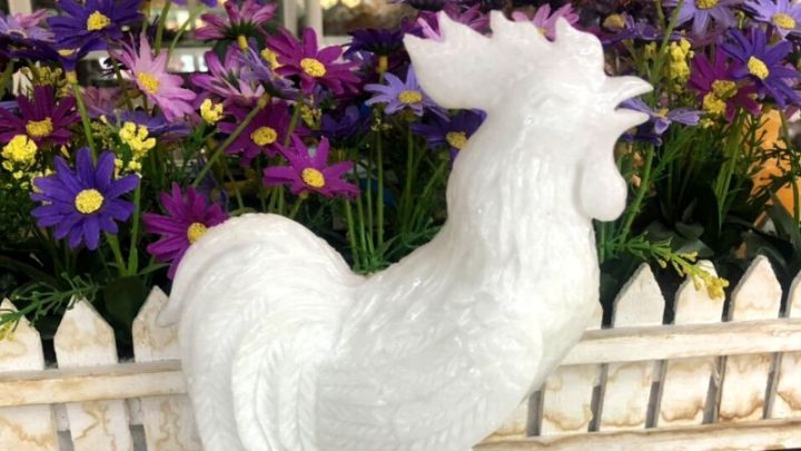 Tượng gỗ gà biểu trưng cho người tuổi Dậu