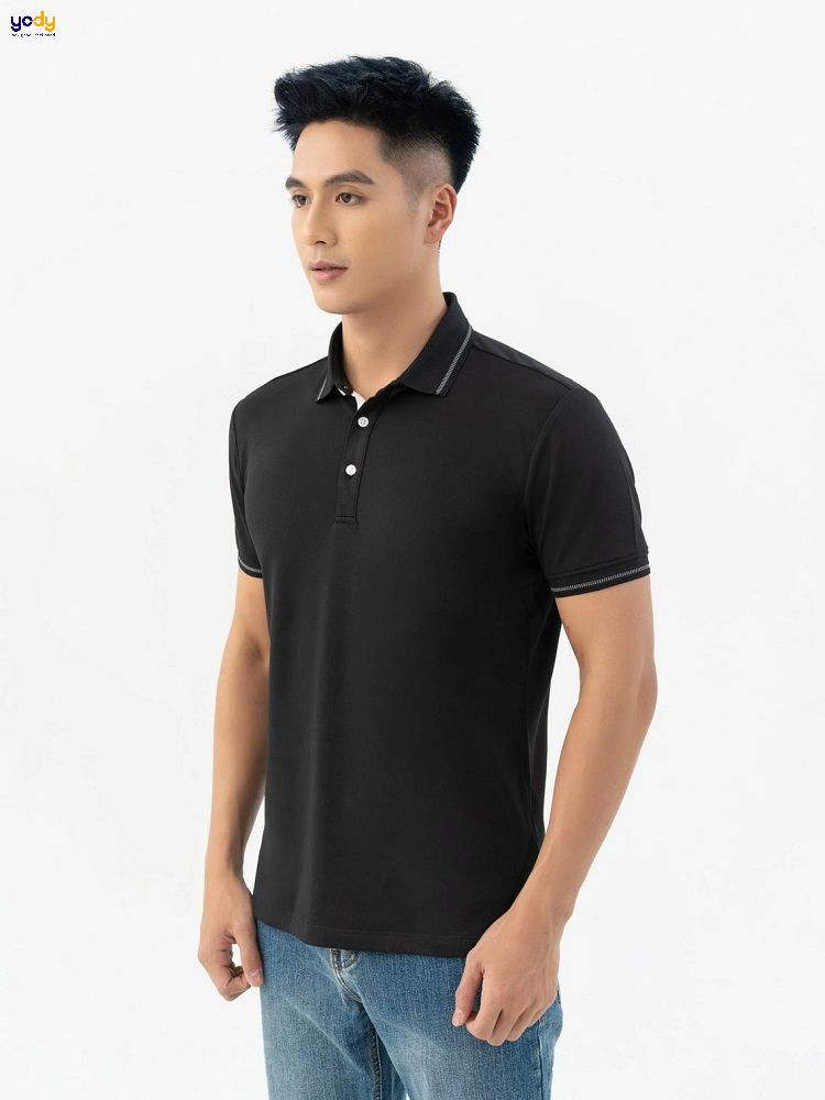 Tượng gỗ màu đen biểu trưng cho sự uy nghiêm và vững chãi