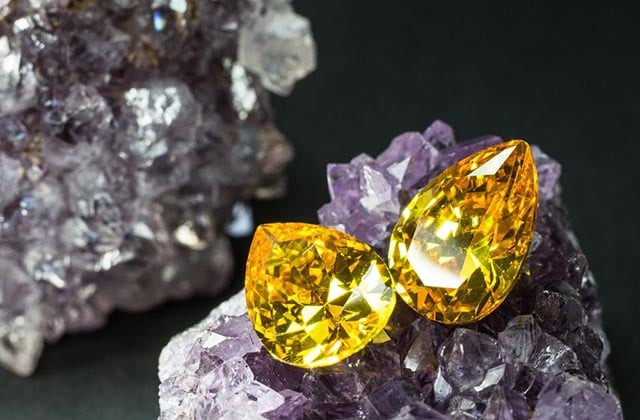 Viên đá Citrine được đánh giá theo màu sắc, độ tinh khiết, trọng lượng và chế tác