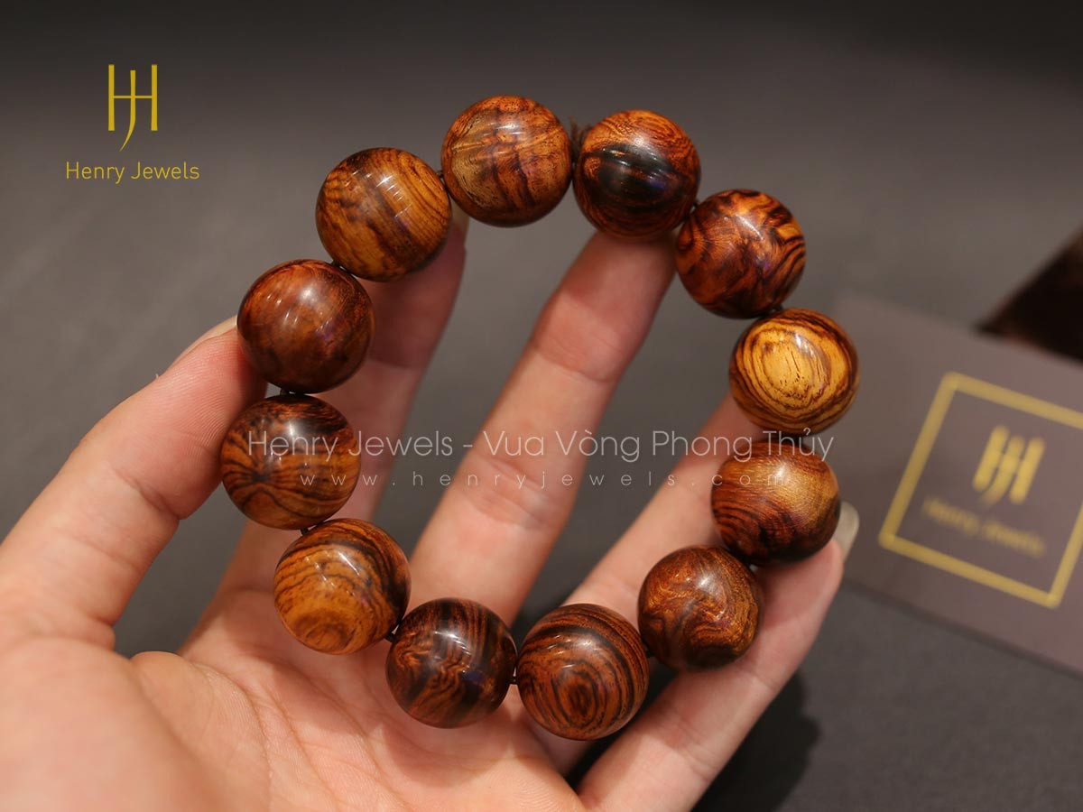 Vòng gỗ sưa đỏ mang sắc thái mạnh mẽ, hợp mệnh Hỏa