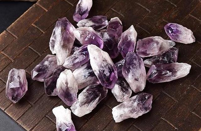 Vòng tay đá Amethyst tím phù hợp với người mệnh Hỏa và Thổ