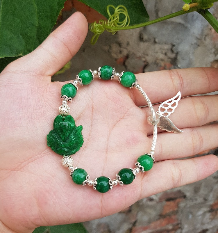Vòng tay đá màu xanh lá cây tượng trưng cho sức sống và sự phát triển của mệnh Mộc