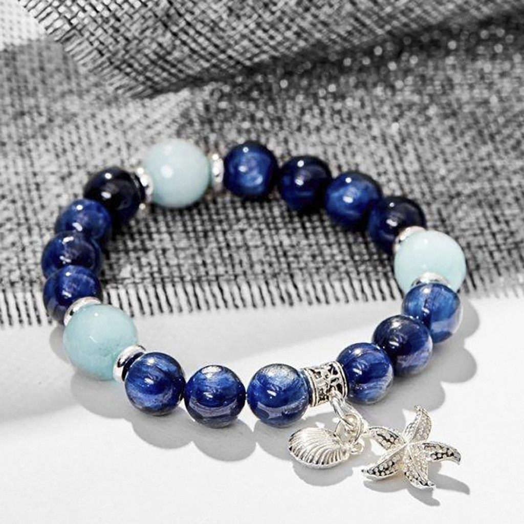 Vòng tay đá Sapphire xanh đậm với các chi tiết bạc điểm xuyết, tăng tính thẩm mỹ và may mắn