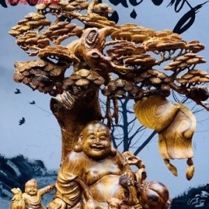 Tượng Di Lặc ngồi gốc cây tùng