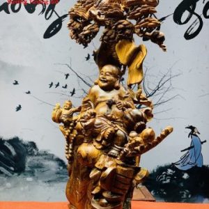 Tượng Di Lặc ngồi gốc cây tùng