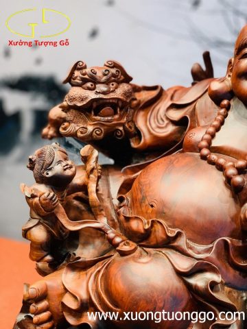Di Lặc ngũ tiểu ngồi cây tùng hai nghê trắc đỏ đen. Di Lặc ngũ tiểu ngồi cây tùng hai nghê trắc đỏ đen.