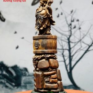 Di Lặc đứng trống.