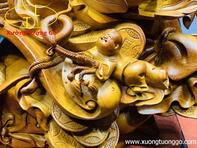 Di lặc ngũ tiểu vác gậy như ý. Di lặc ngũ tiểu vác gậy như ý.