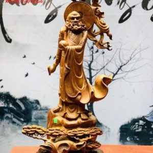 Đạt Ma đứng tùng gỗ hương ta.