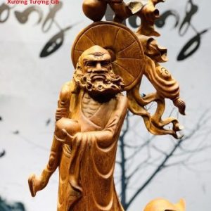Đạt Ma đứng tùng gỗ hương ta.