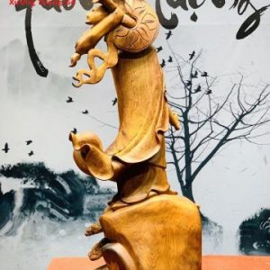 Đạt Ma đứng tùng gỗ hương ta.