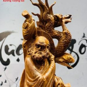 Đạt Ma đứng rồng ôm đá gỗ hương.
