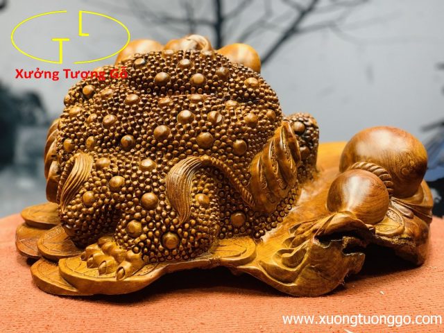 Thiềm thừ trấn bao tiền gỗ hương. Thiềm thừ trấn bao tiền gỗ hương.