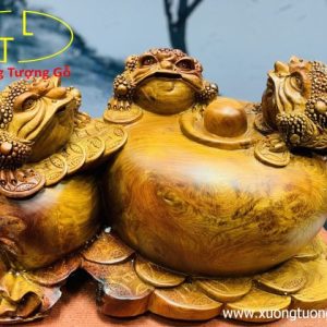 Tam cóc trấn chum tiền gỗ hương.