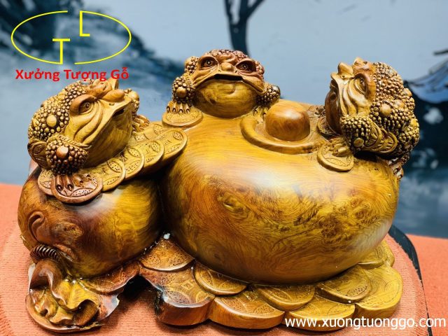 Tam cóc trấn chum tiền gỗ hương. Tam cóc trấn chum tiền gỗ hương.