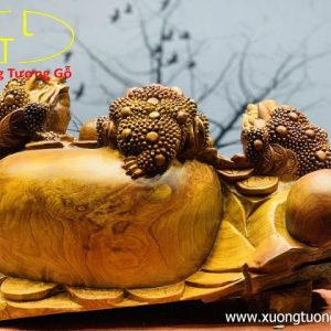 Tam cóc trấn chum tiền gỗ hương. Tam cóc trấn chum tiền gỗ hương.