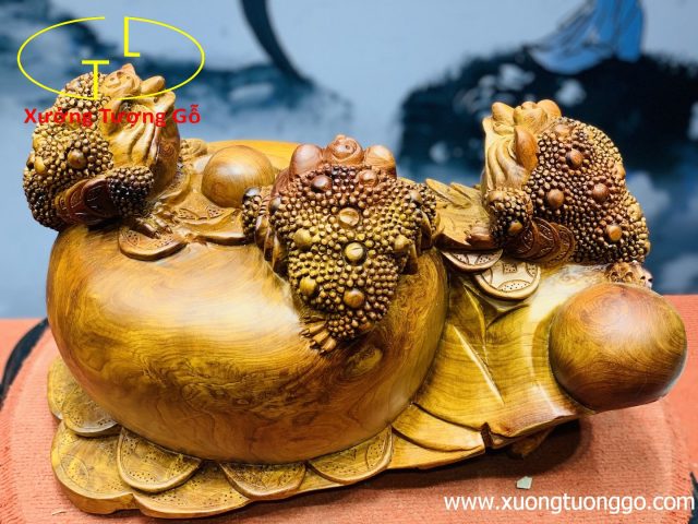 Tam cóc trấn chum tiền gỗ hương. Tam cóc trấn chum tiền gỗ hương.