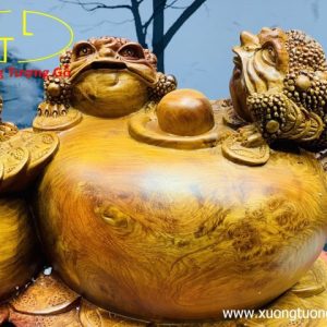 Tam cóc trấn chum tiền gỗ hương. Tam cóc trấn chum tiền gỗ hương.