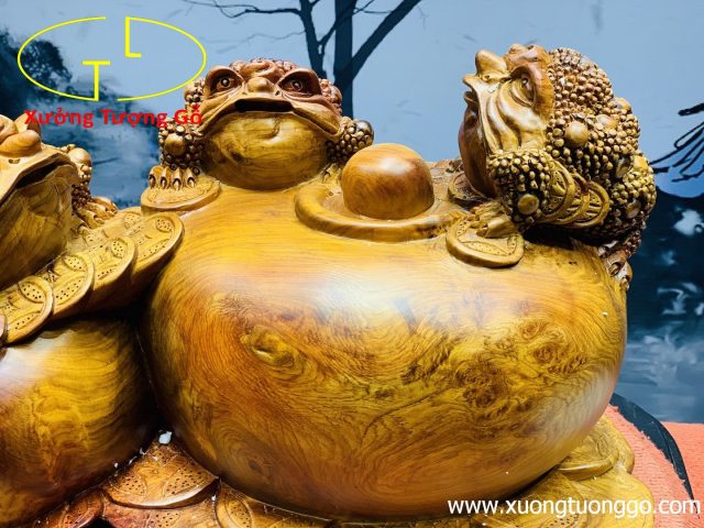 Tam cóc trấn chum tiền gỗ hương. Tam cóc trấn chum tiền gỗ hương.
