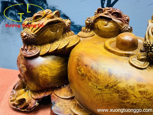Tam cóc trấn chum tiền gỗ hương. Tam cóc trấn chum tiền gỗ hương.