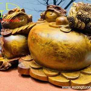 Tam cóc trấn chum tiền gỗ hương. Tam cóc trấn chum tiền gỗ hương.