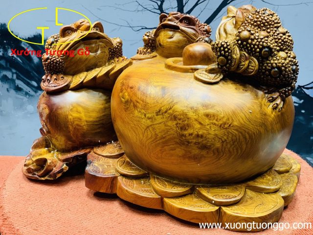 Tam cóc trấn chum tiền gỗ hương. Tam cóc trấn chum tiền gỗ hương.