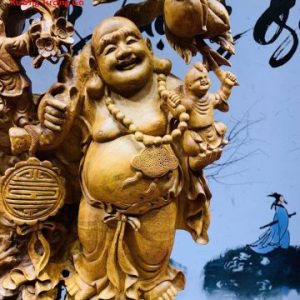 Di Lặc ngũ tiểu vác cành đào sụn hương. Di Lặc ngũ tiểu vác cành đào sụn hương.