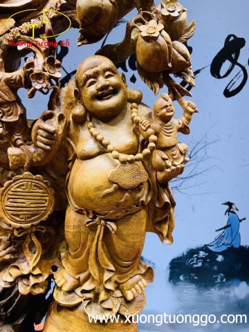 Di Lặc ngũ tiểu vác cành đào sụn hương. Di Lặc ngũ tiểu vác cành đào sụn hương.