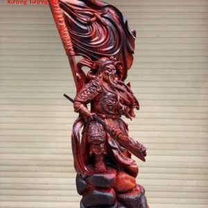 Quan Công đứng cờ gỗ trắc.