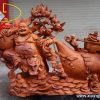 Di Lặc kéo bao to gỗ hương.
