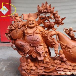 Di Lặc kéo bao to gỗ hương.